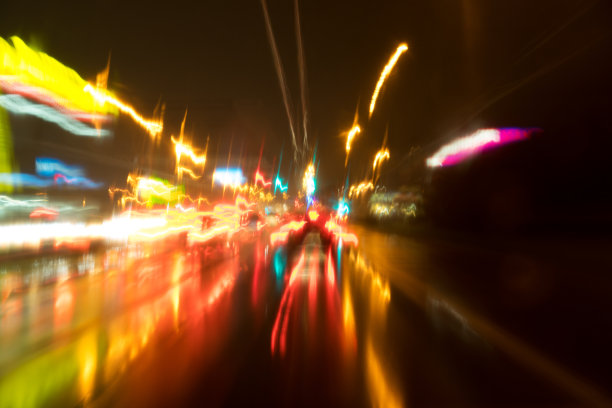 在黑暗中用彩色灯抽象交通图片下载