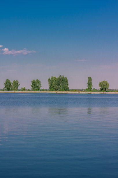 放松的水景观与树的倒影图片下载