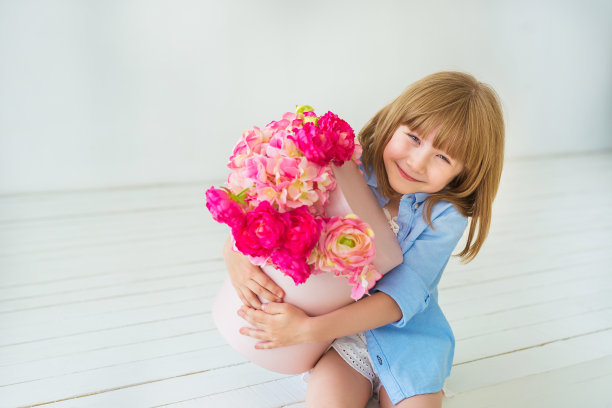 快乐的小女孩拿着一个装着花的盒子图片下载