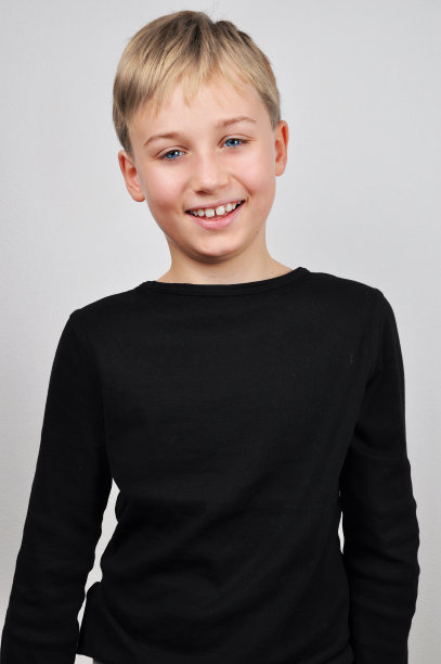 可爱的小男孩图片下载