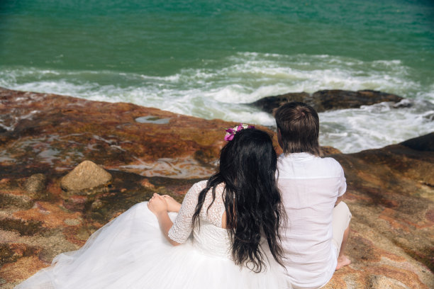 新郎穿白色西装，新娘穿礼服图片下载