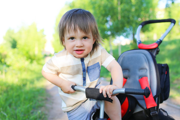 快乐20个月的三轮车上的男婴图片下载
