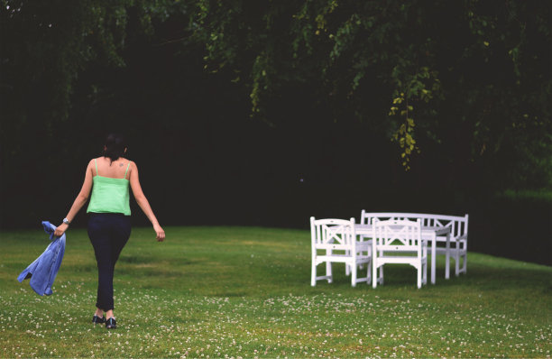 在花园里散步图片下载