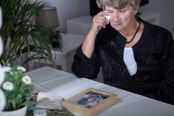 哭泣后的丈夫素材图片