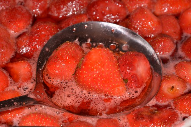 草莓酱做饭图片下载