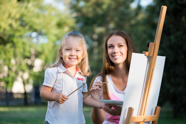 妈妈和女儿在公园里画画图片下载