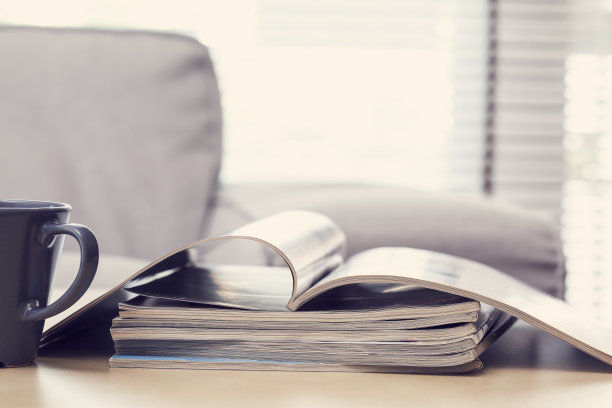 在客厅看杂志图片下载