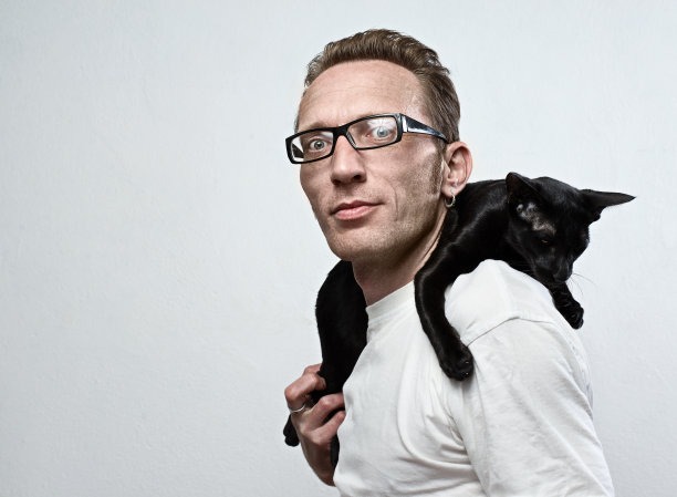 微笑的男人，肩膀上有只猫图片下载