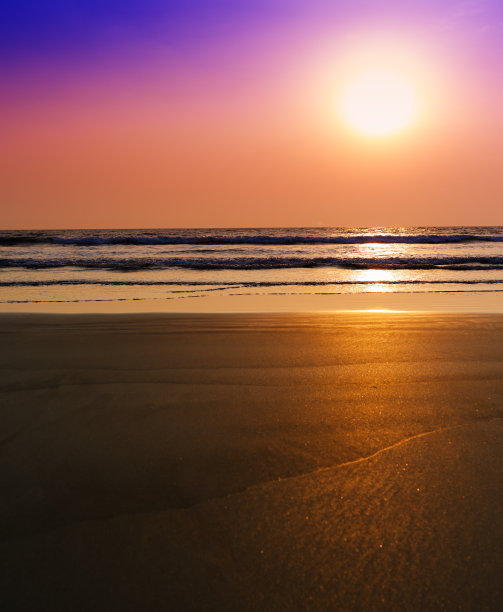 充满活力的梦幻海洋日落与潮汐波浪竖版照片图片下载