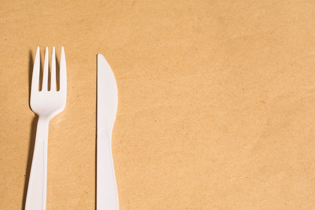 勺子和牛排刀放在牛皮纸上。图片下载