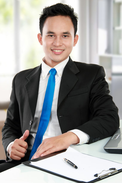 办公室里年轻的亚洲商人图片下载