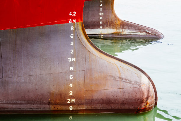两艘船的球鼻形船首，有吃水测量图片下载