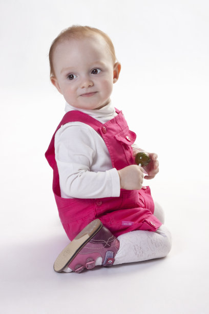 红发小女孩跪在地上图片下载