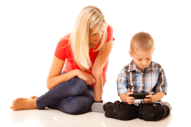 妈妈和儿子在用智能手机玩电子游戏图片下载