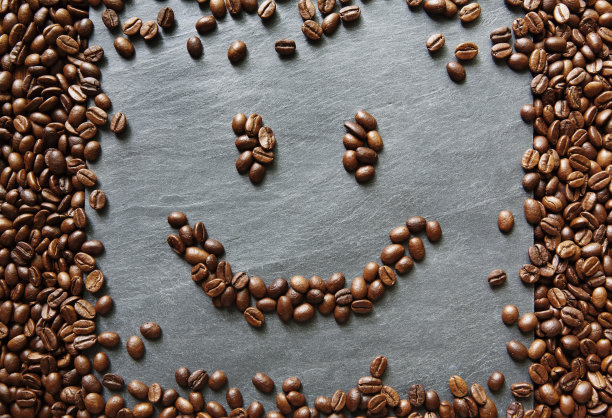 石头背景下的咖啡豆笑脸图片下载