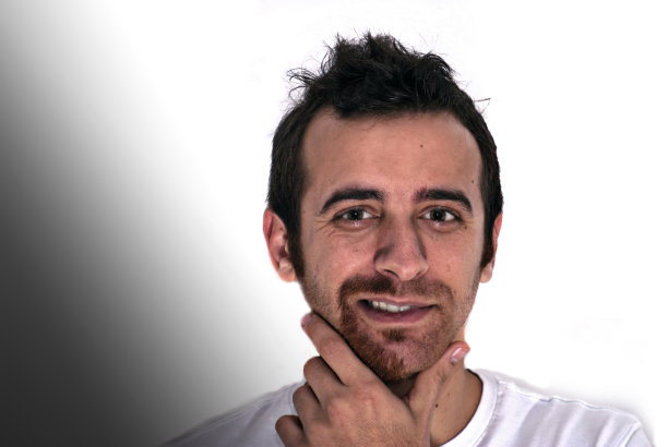 半边胡须男人图片下载