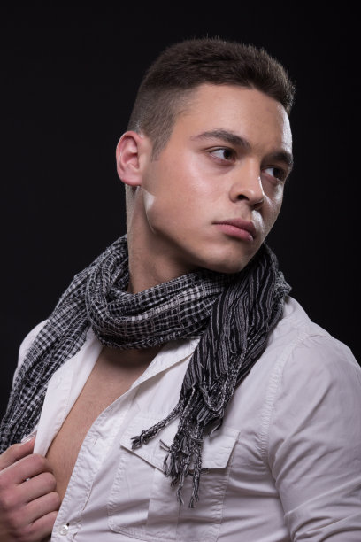 年轻的成年人侧身看衬衫围巾图片下载