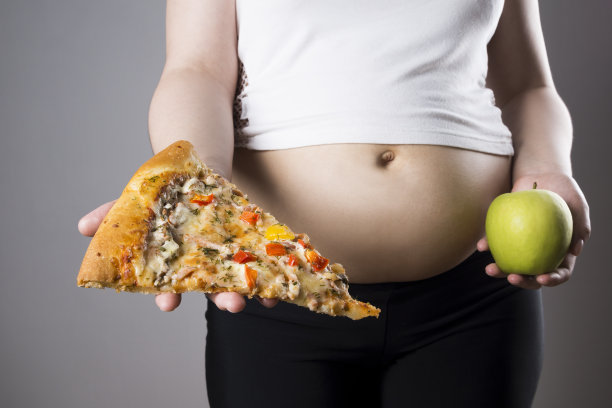 手里拿着块披萨的胖女人图片下载