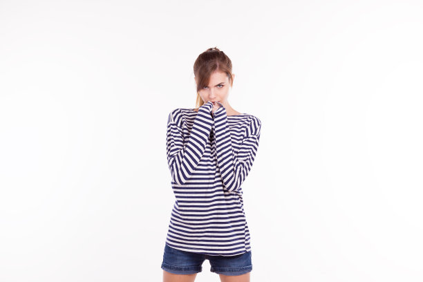 在工作室摆姿势的女孩图片下载