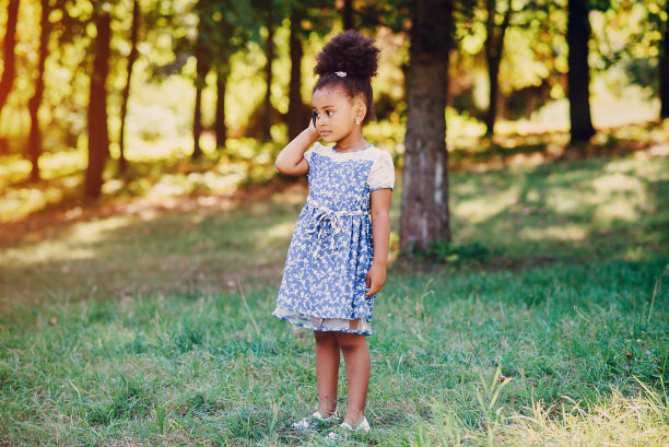 小女孩在散步图片下载