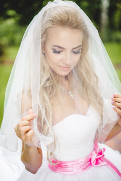 新娘摆姿势图片下载