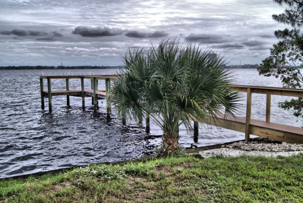 卡卢萨哈奇河上的钓鱼码头图片下载