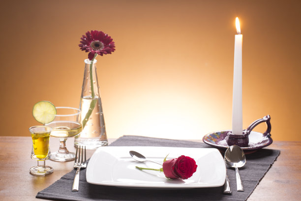 浪漫的烛光餐桌图片下载