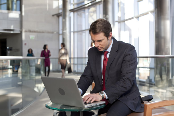 商人在他的笔记本电脑上打字图片下载