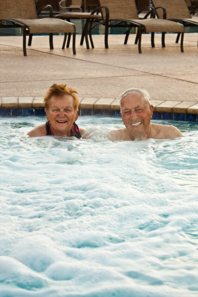 老年人在热水浴缸垂直图片下载