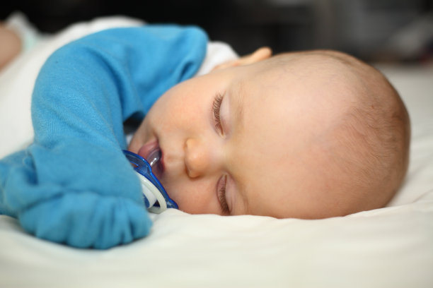 睡觉的孩子图片下载