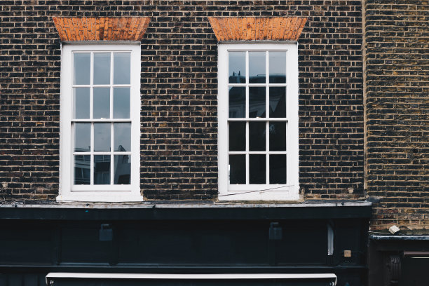 砖墙和白色长窗背景图片下载