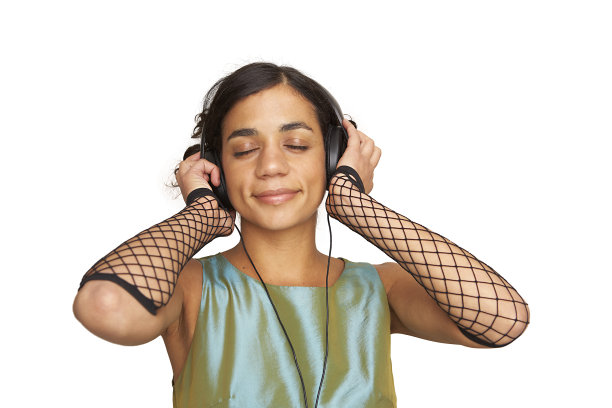 闭着眼睛戴着耳机听音乐的女孩图片下载