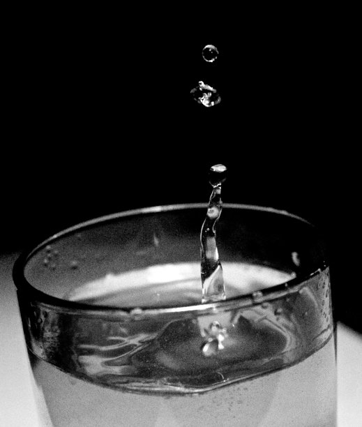 黑色背景下的水特写镜头图片下载