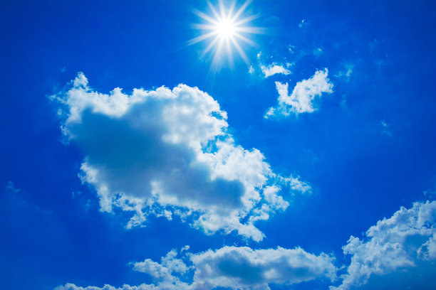 阳光下的白云和蓝天图片下载