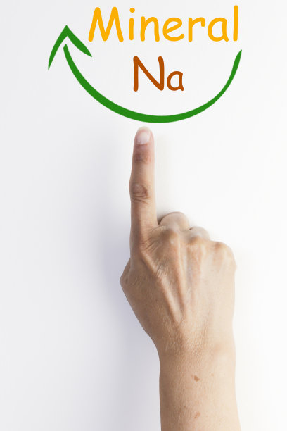 年长妇女的手和手指显示矿物钠。图片下载