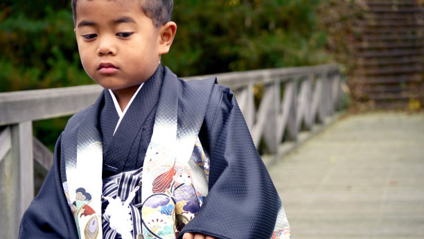 穿着日本传统和服的男孩图片下载