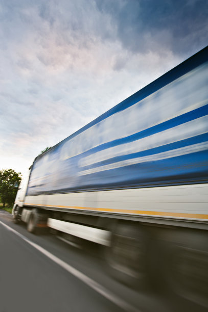 在高速公路上运送包裹的卡车图片下载