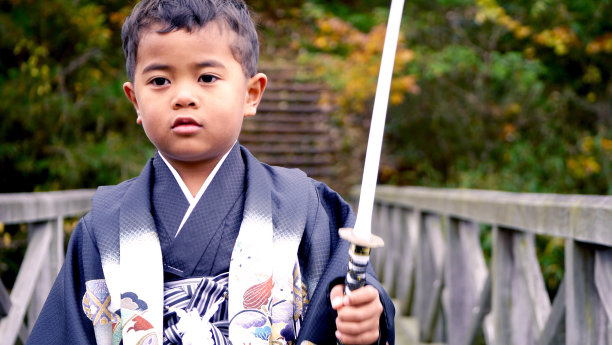 穿着日本传统和服的男孩图片下载