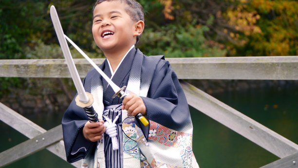 穿着日本传统和服的男孩图片下载