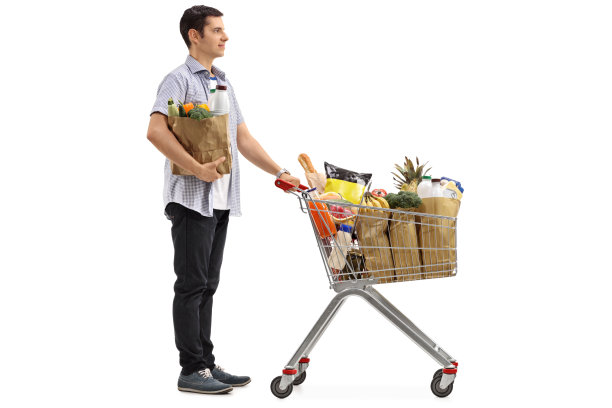 推着购物车排队的男人图片下载