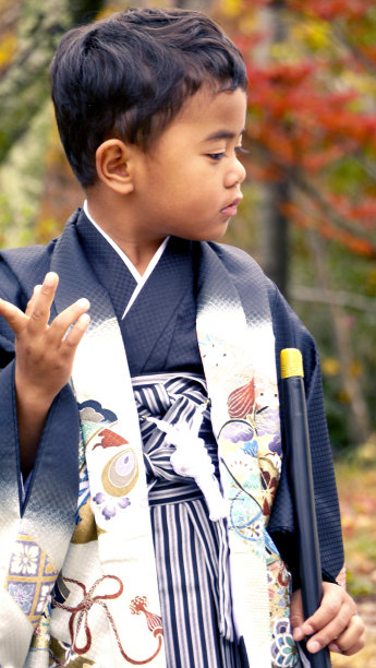 穿着日本传统和服的男孩图片下载