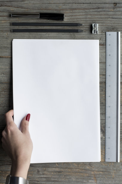 女人的手拿起了文件图片下载