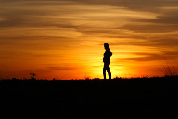 怀孕和日落图片下载