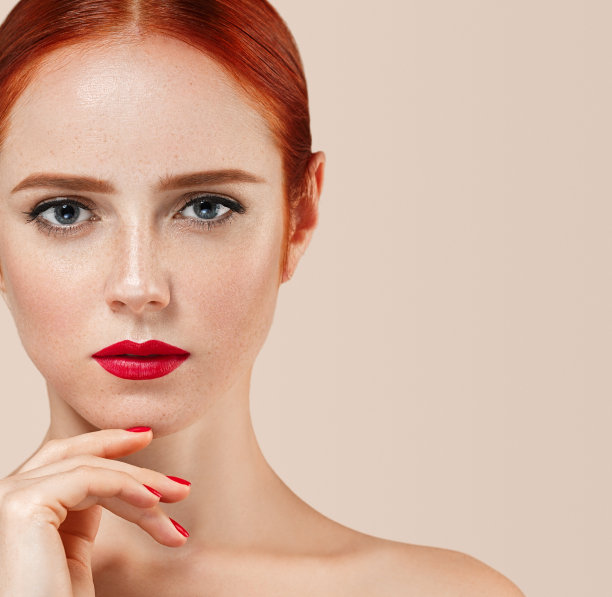 女人肖像与完美的化妆美甲和红色的嘴唇图片下载