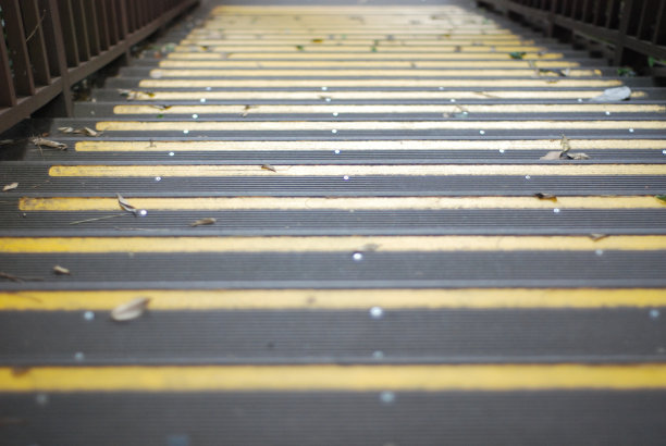 落叶楼梯图片下载