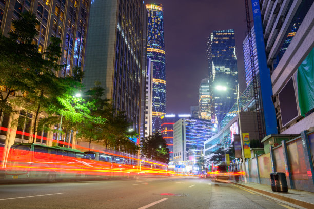 广州夜晚的城市道路上灯火辉煌图片下载