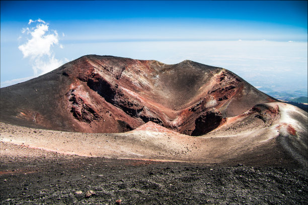 意大利西西里岛的埃特纳火山口图片下载
