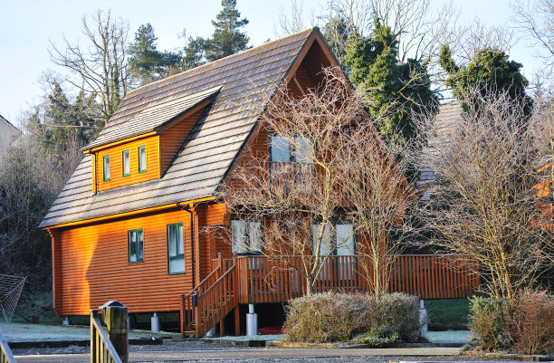 冬天的小木屋。图片下载