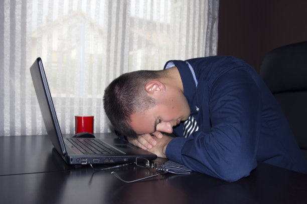 工作时睡觉图片下载