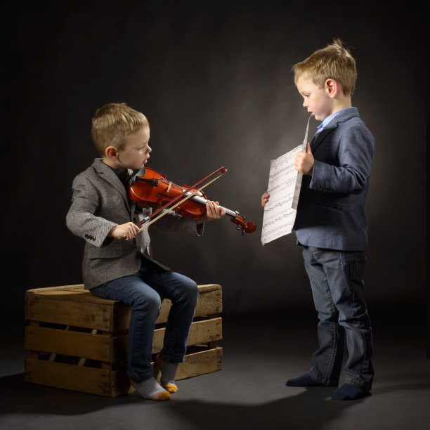 孩子们用小提琴演奏音乐图片下载